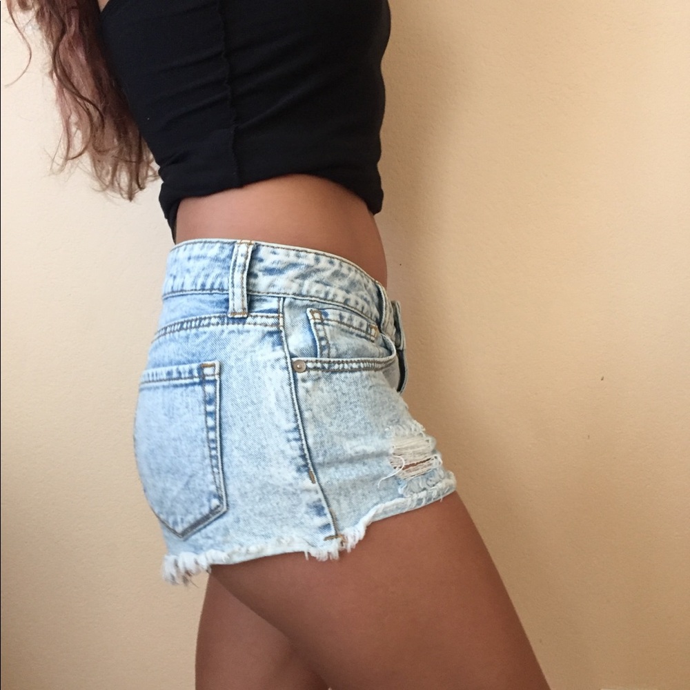 Low rise acid wash short